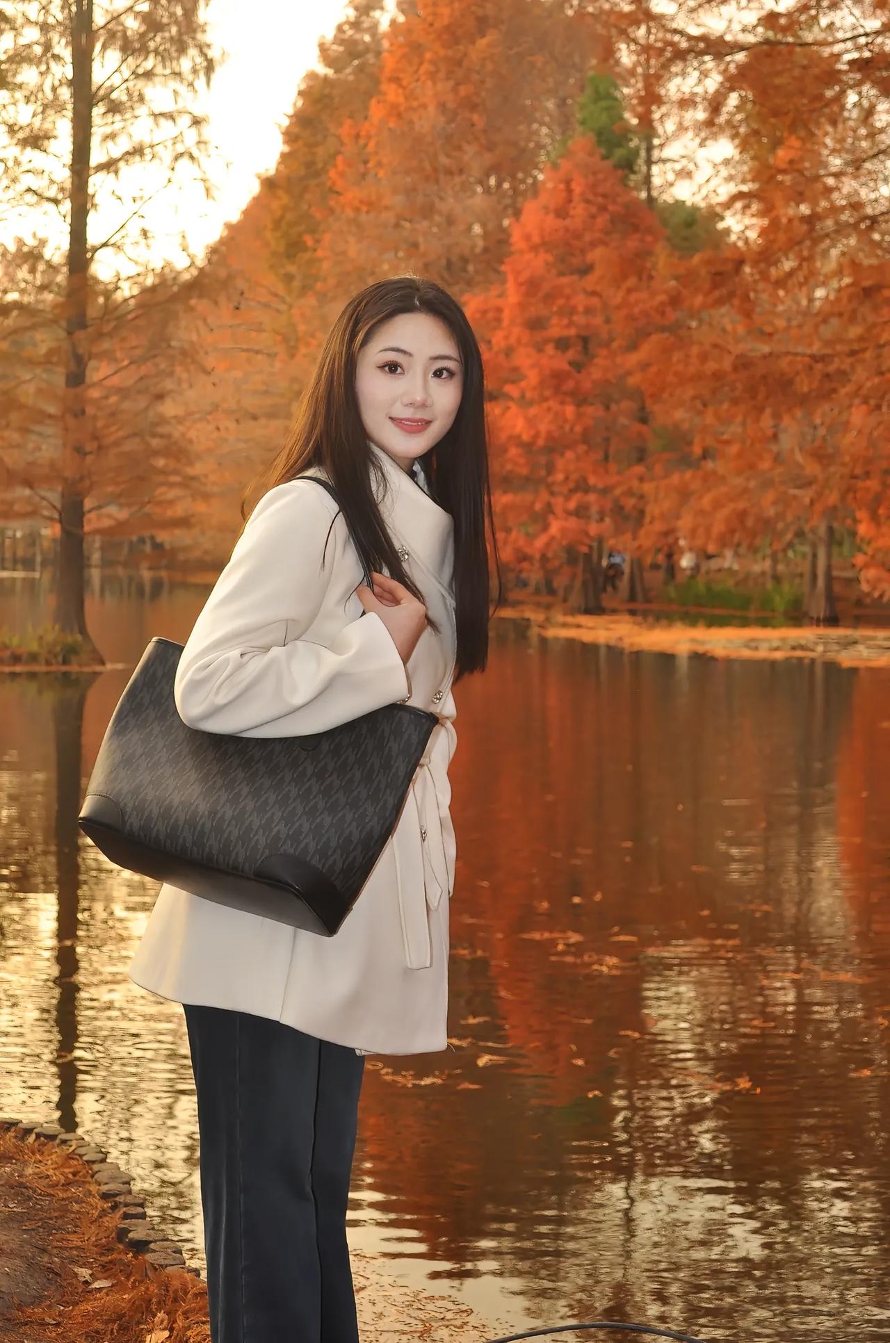 秋日漫步，落叶缤纷，优雅穿搭，尽显风范。