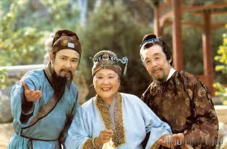 刷到网友提问：红楼梦荣国府上千人口，贾政只是五品小官，怎么养得起？这问题