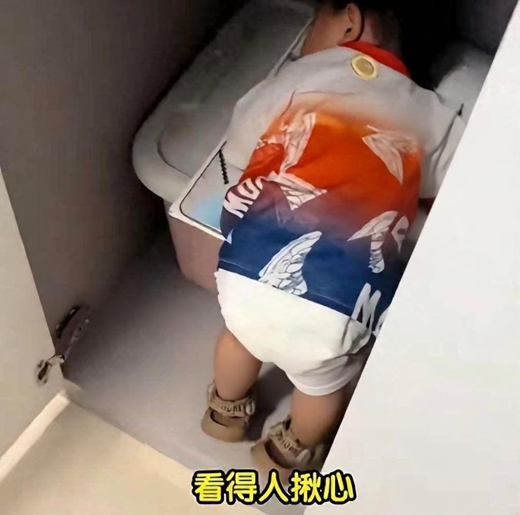 看哭了！湖南，一个孩子刚出生两天，亲妈就没了。一岁多时，他翻衣柜扒出一张照片，抱