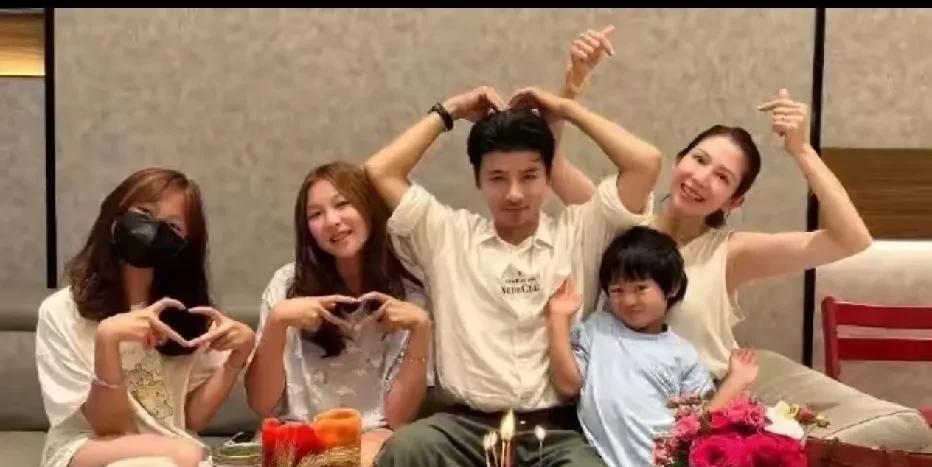 张晋和蔡少芬一家五口，他们的两个女儿已然出落得亭亭玉立，小儿子也颇为可爱。这一大