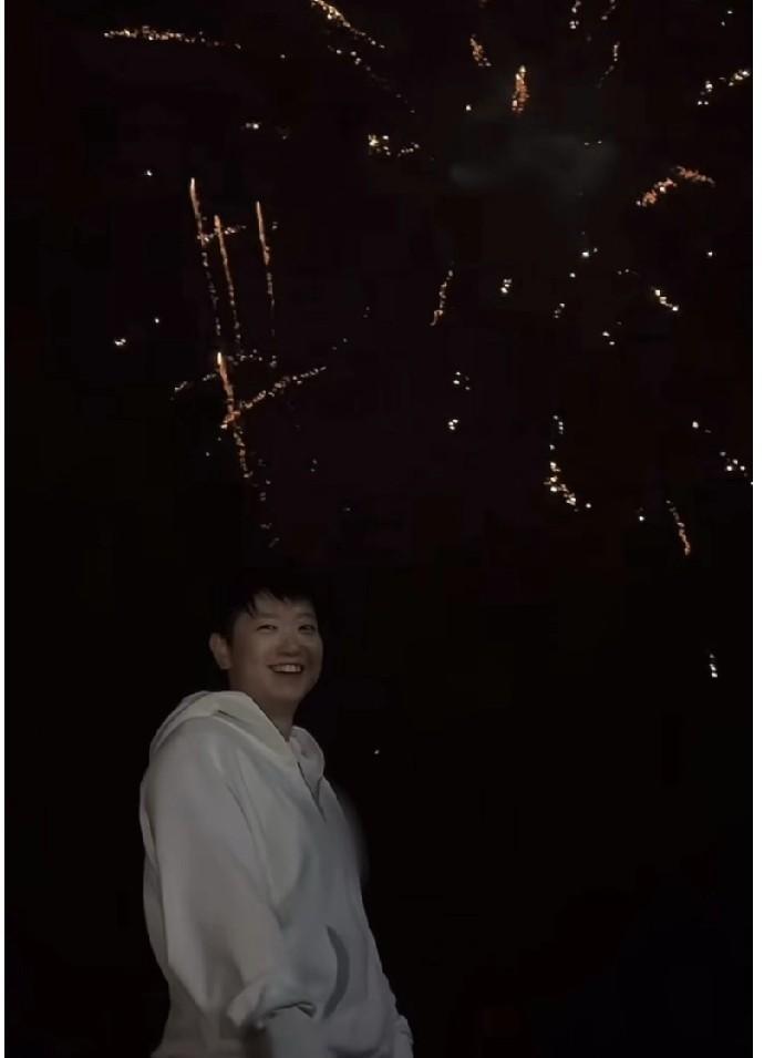 到底是谁放的烟花？到底是谁给莎莎拍的照？大家都在猜，实话实说，确实很好奇