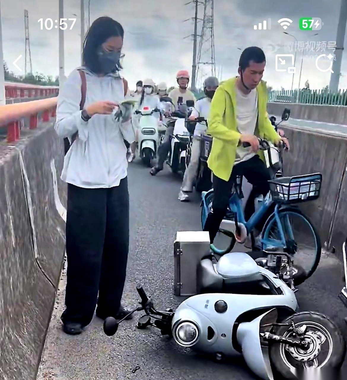 上海早高峰的非机动车道上，一辆电动车“砰”地一声追尾了前面的小电驴，撞人的女人非但没下车赔不是，反而