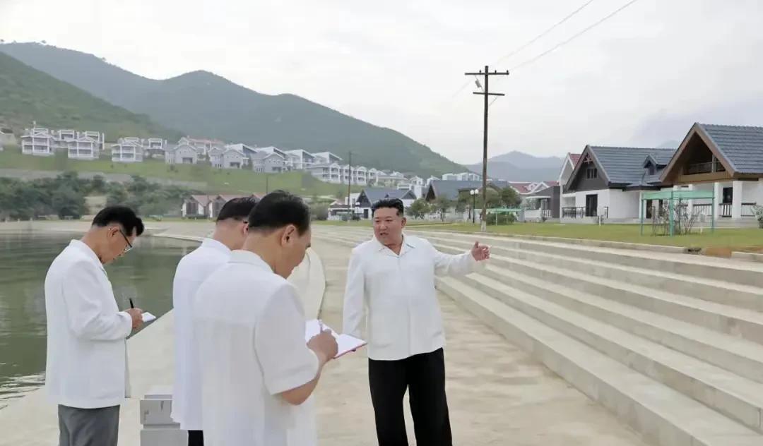 别的不说，看到将军给渔民建的拎包入住别墅，我都想到朝鲜当渔民。这个小渔村位于朝