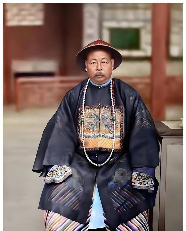 1881年，71岁的左宗棠娶了17岁的章怡为妾。洞房花烛夜，章怡慌忙拭去眼角的泪