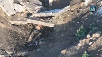 乌军无人机带走1名俄军士兵下半身俄军1名俄军士兵藏在废墟石板之下，以为很安全，