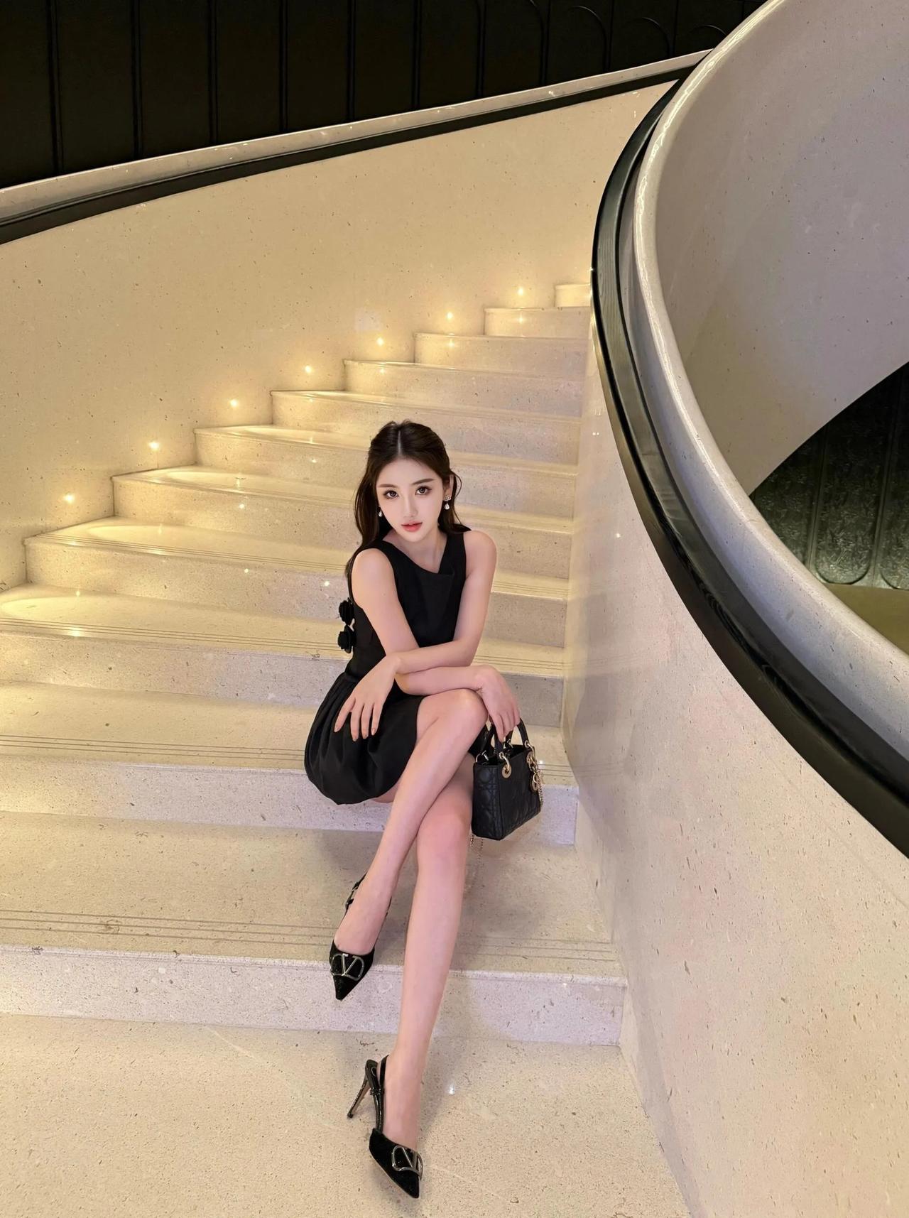 优雅黑裙，精致餐厅，时尚瞬间！💃👗🍴