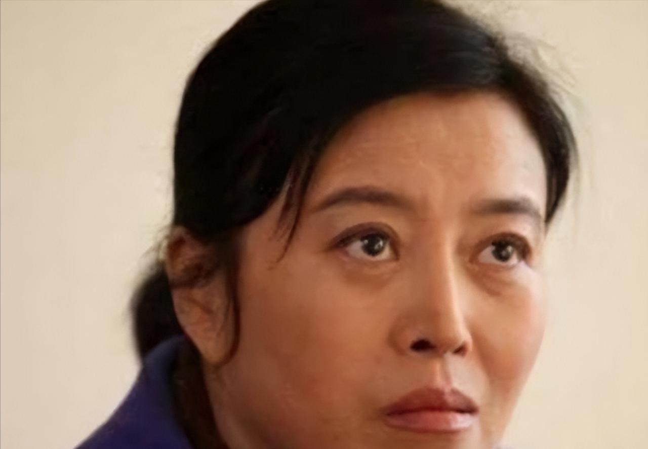 2002年，功成名就的孙红雷忙了一天后回到家，看到43岁的同居女友丁嘉丽正在蓬头