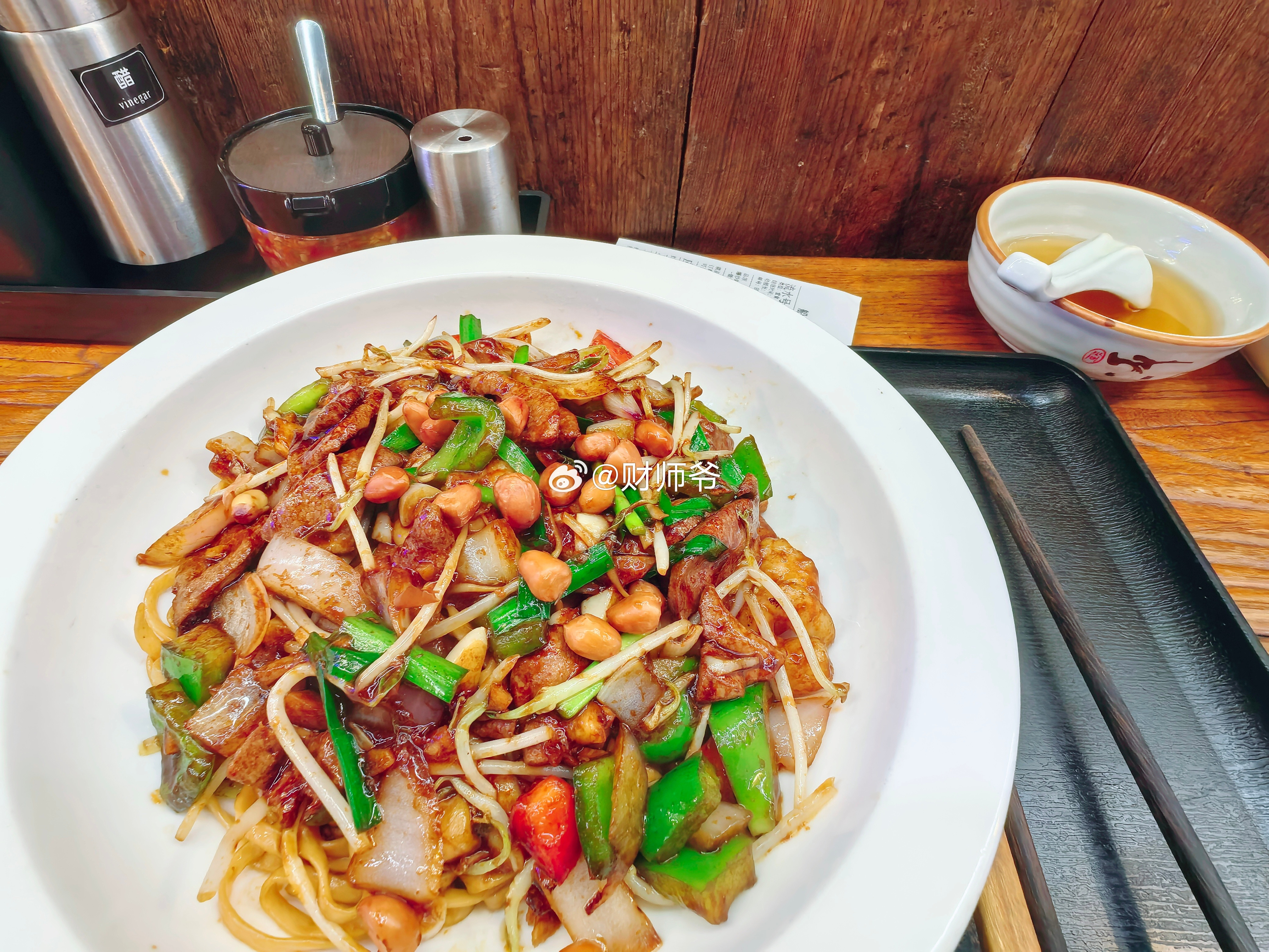 我是“船老大”的老饕。“船老大”的面真心不贵，性价比比较高，量足，口味也很夯。价