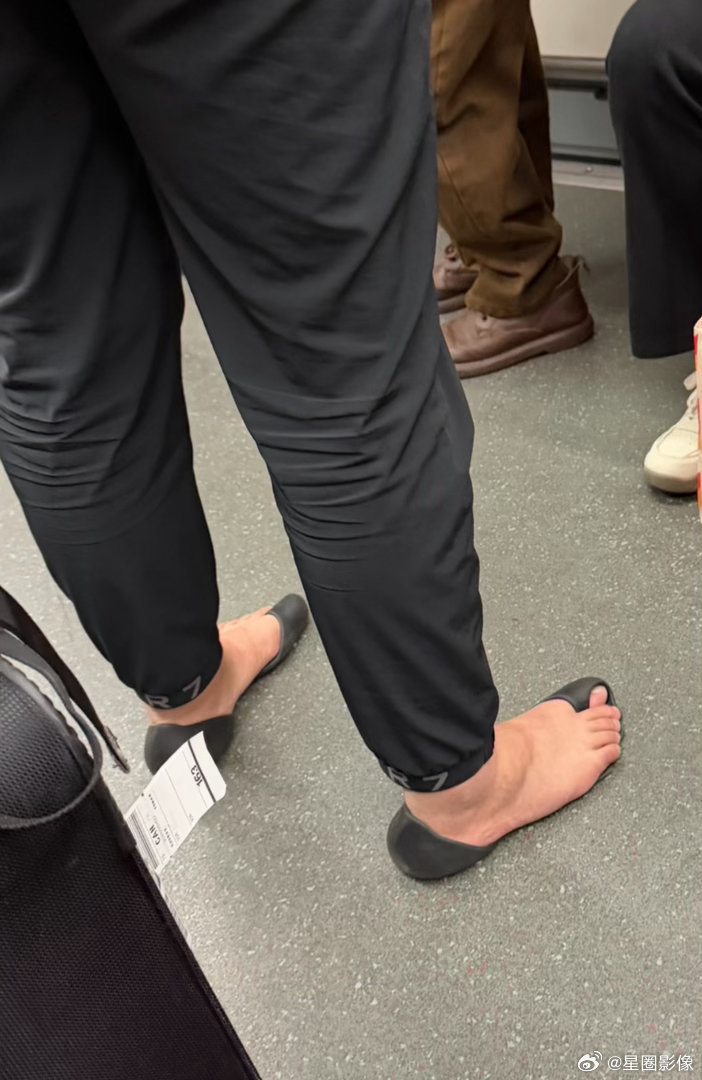 果然只有巴黎世家能造出这么抽象的鞋。。。