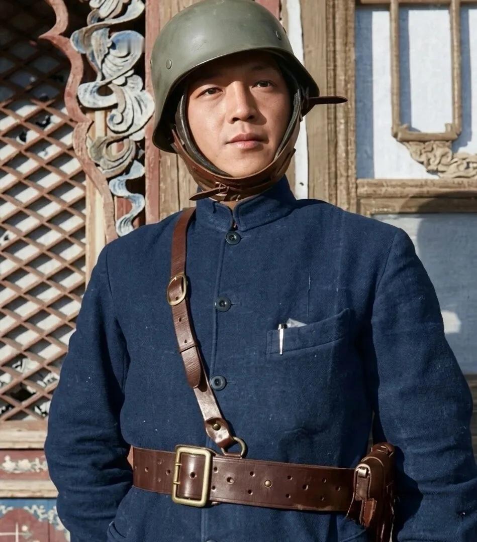 1936年冬，记者方大曾始终之前留下的最后一张单人留影，照片中的他英气十足，戴着