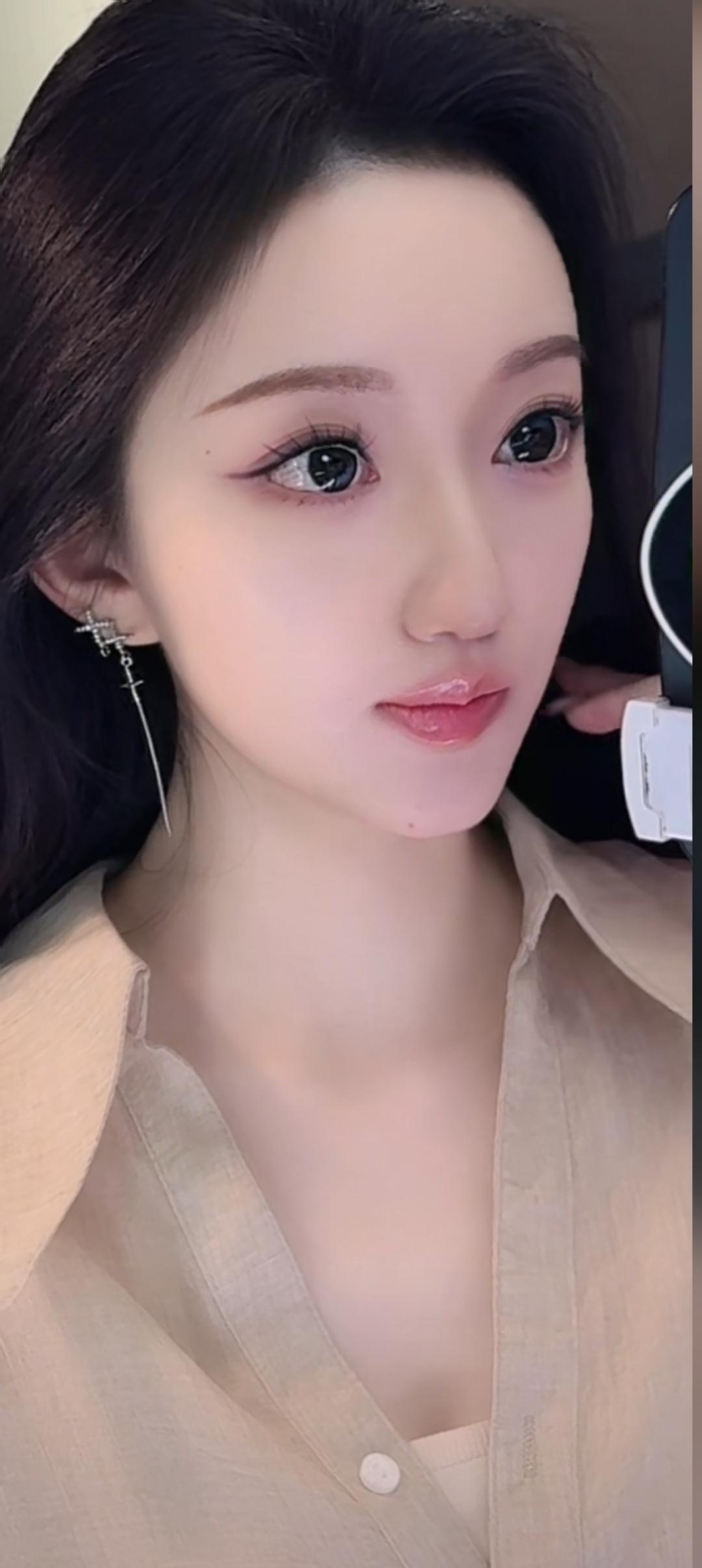 这姑娘打扮得真精致！