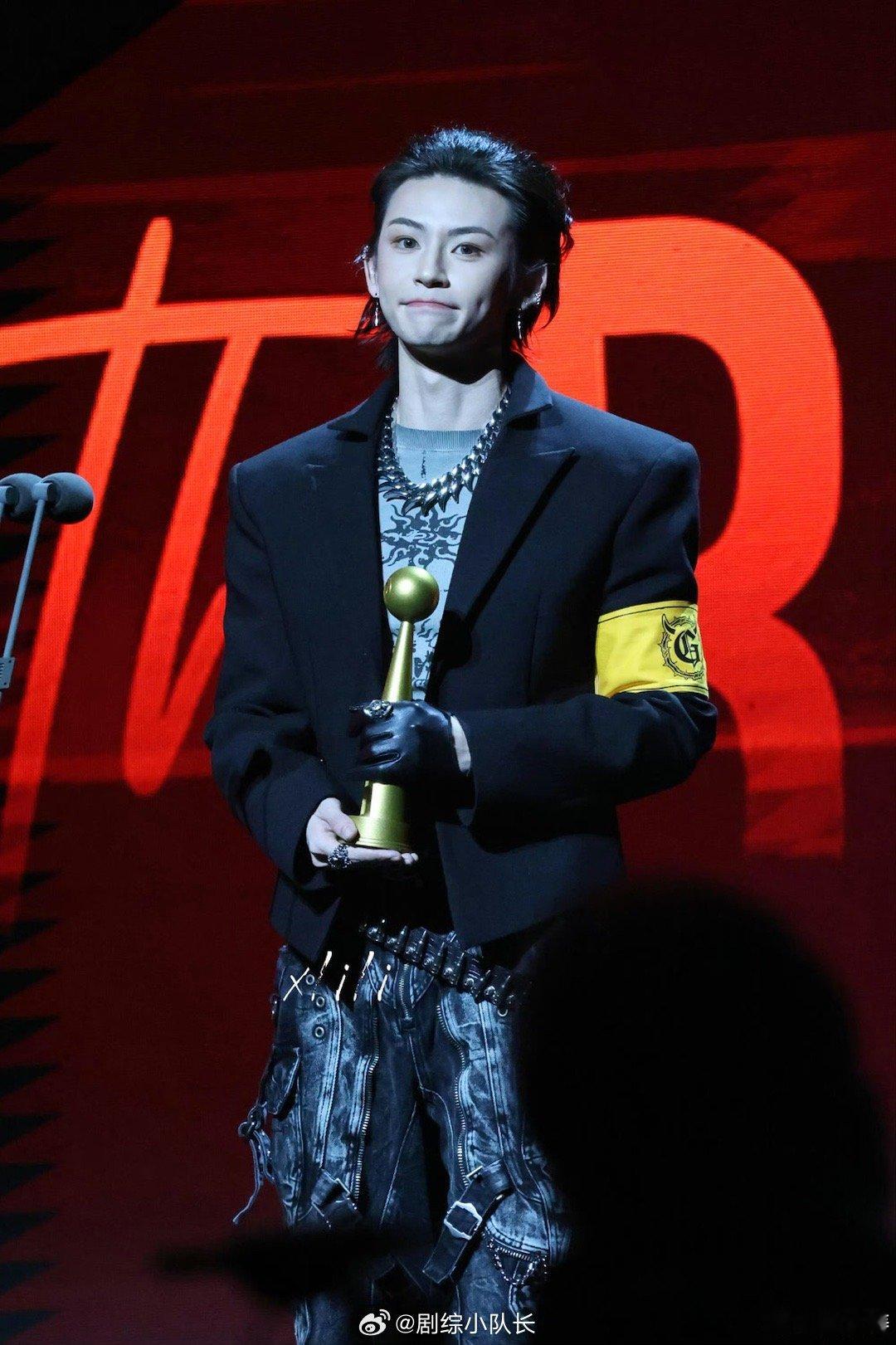 小鬼嘻哈界的漫画脸从头发丝到下颌线都写着“完美比例”！小鬼这张妈生漫画脸，连