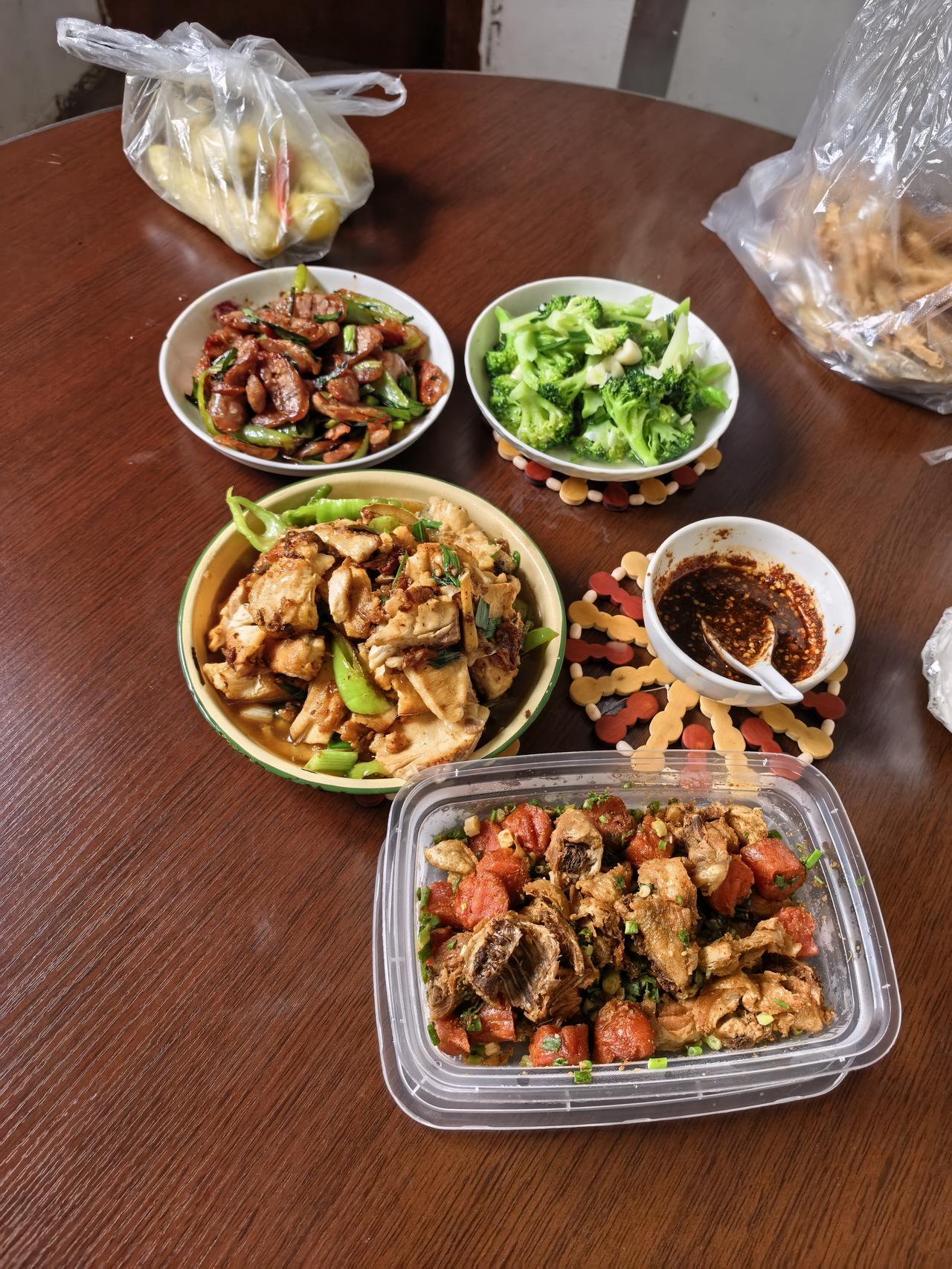 还有三个菜菜没拍到，当时太饿了，只顾着吃，忘记拍了。我妈做饭可好吃了，以前干活