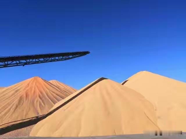 每年进口上亿吨粮食，但国内年年丰收。这事儿说起来挺反直觉的。2025年，中国