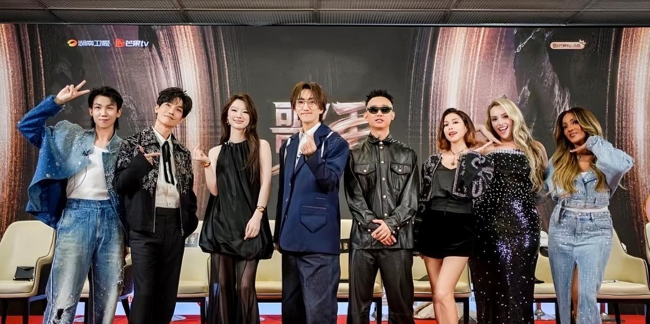 看了《歌手2025》的首发阵容，说实话心里五味杂陈，我是怎么也没想到，这次的