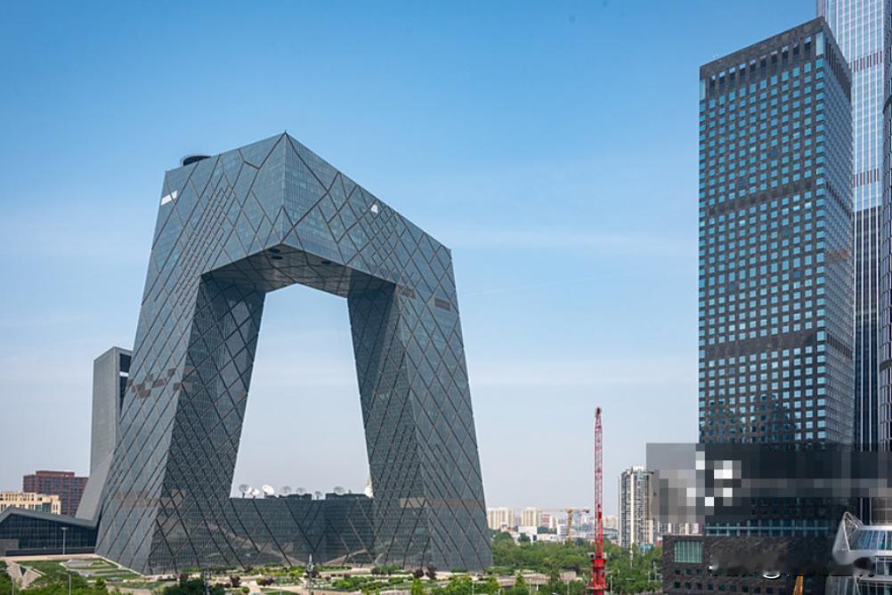 北京三环的央视大楼，凭借突破常规的环形扭曲造型，被俗称“大裤衩”，多年以后，央视