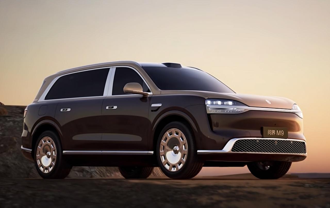 新问界M9官图。前脸下唇的设计有力提神了整个头车质感。之前那个过大的眼袋大灯今天