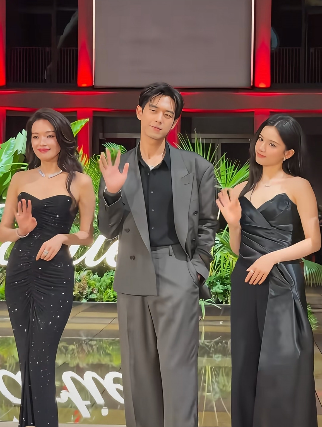 没想到吧，张婧仪竟然输给了女神！虽然张婧仪又瘦又漂亮，但是看她的穿衣打扮还有站姿略显拘谨！尤其是衣服