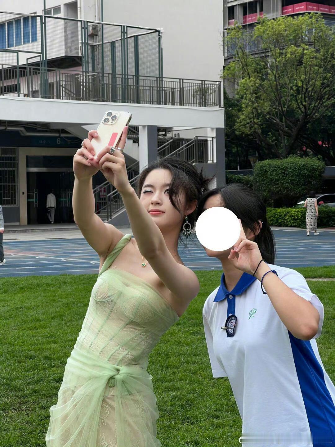 黄杨钿甜今天的成人礼🍏原相机直出都能美成这样那些和钿甜