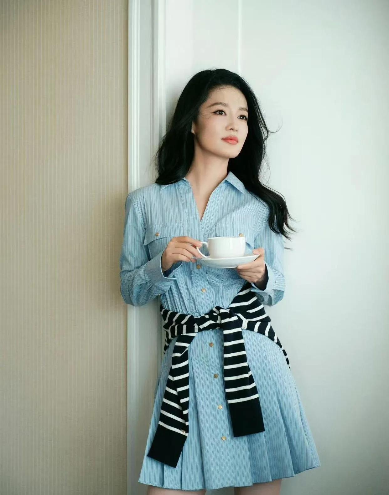李沁这气质真的绝了！💙浅蓝条纹衬衫裙+黑白条纹针织衫系在腰间，瞬间把普通穿搭