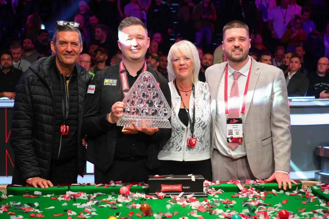 三进大师赛决赛终于夺冠！90后囧哥10-6击败75后希金斯夺得大师赛冠军！这是