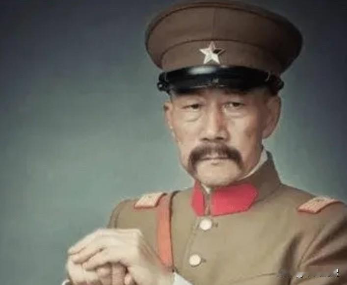 1889年，张作霖的爹被人谋杀了，张作霖却还在玩骰子。母亲让张作霖去县衙