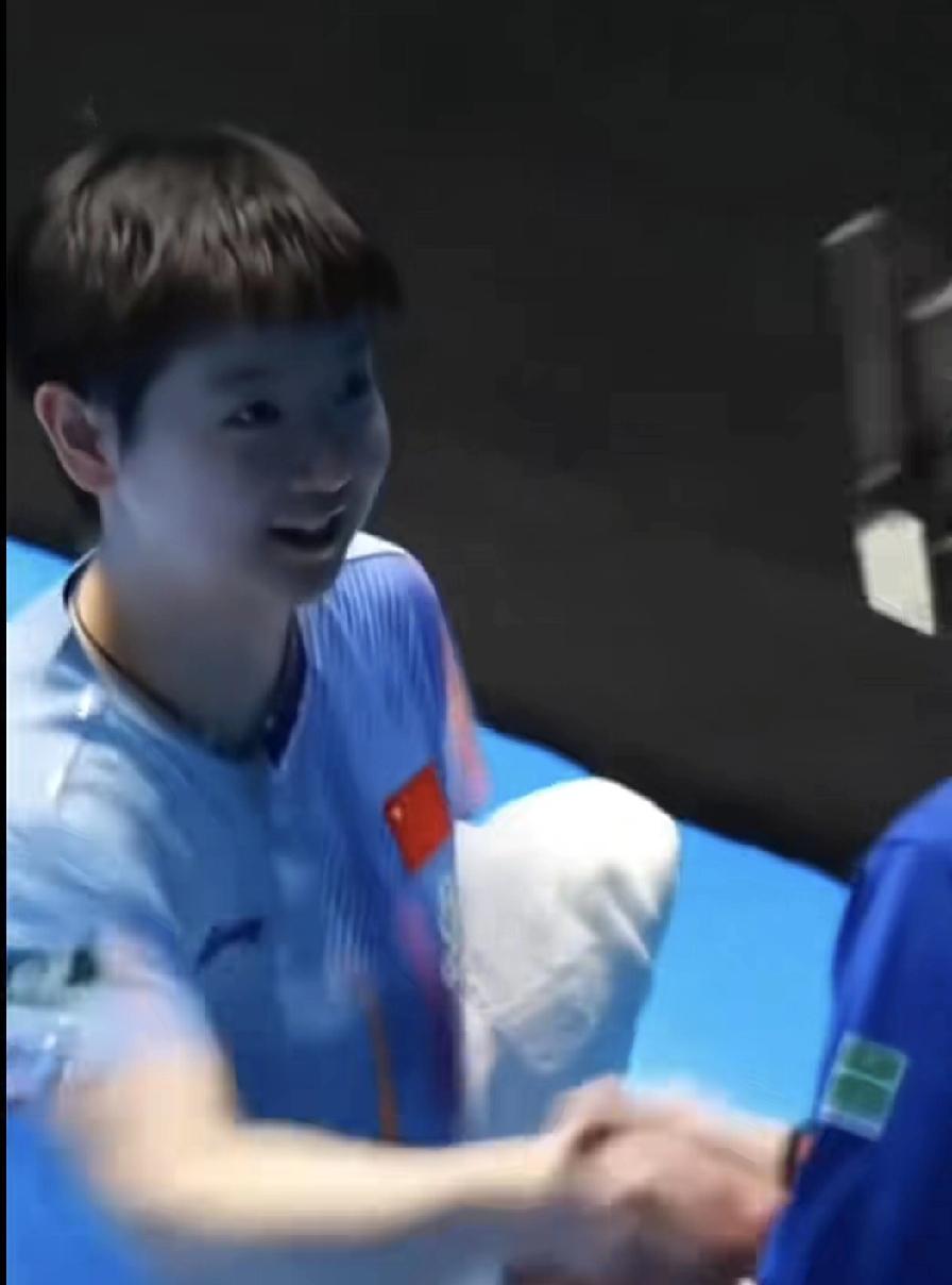 从来没见莎莎这么高兴，原来都是因为他。印度老爷爷教练。这个教练很有趣，自己队