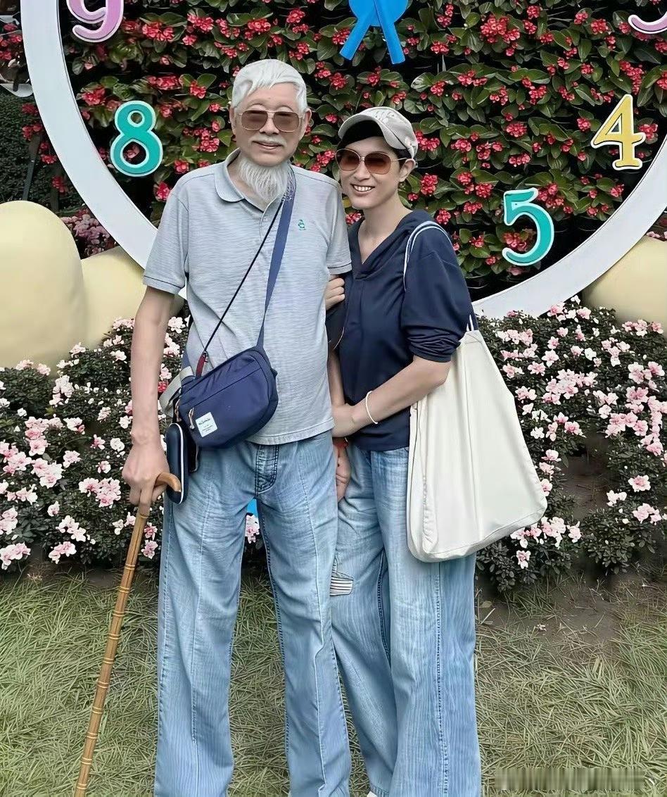 陈法蓉已然58岁，始终未婚未育，依旧是爸爸疼爱的乖女儿，这样的生活状态，看着也格