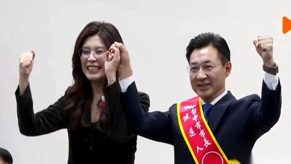 国民党台中那场“姐弟之争”，火药味都快溢出屏幕了。江启臣刚赢下提名，屋子里的空