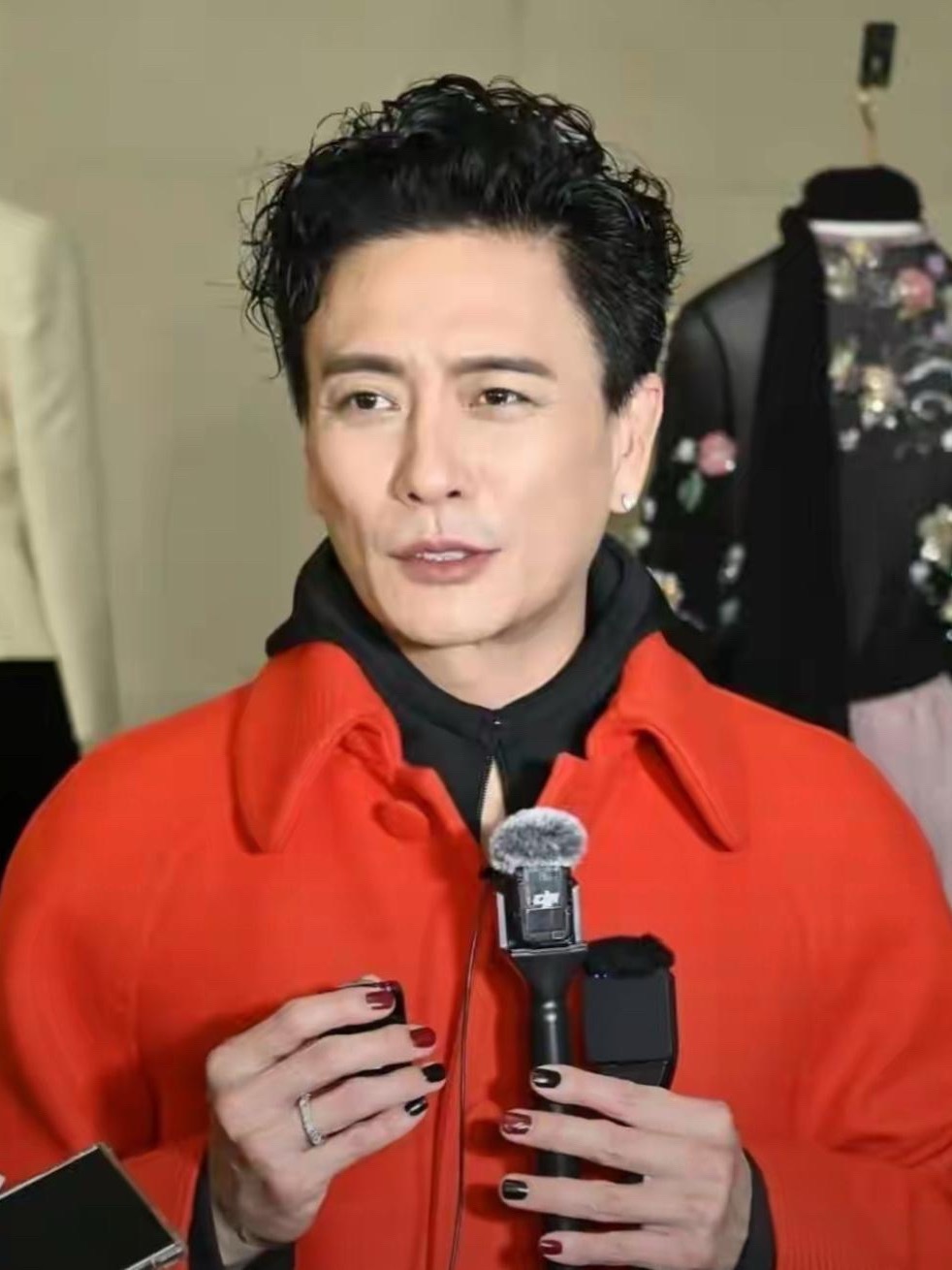 黄宗泽的红指甲好抢镜。