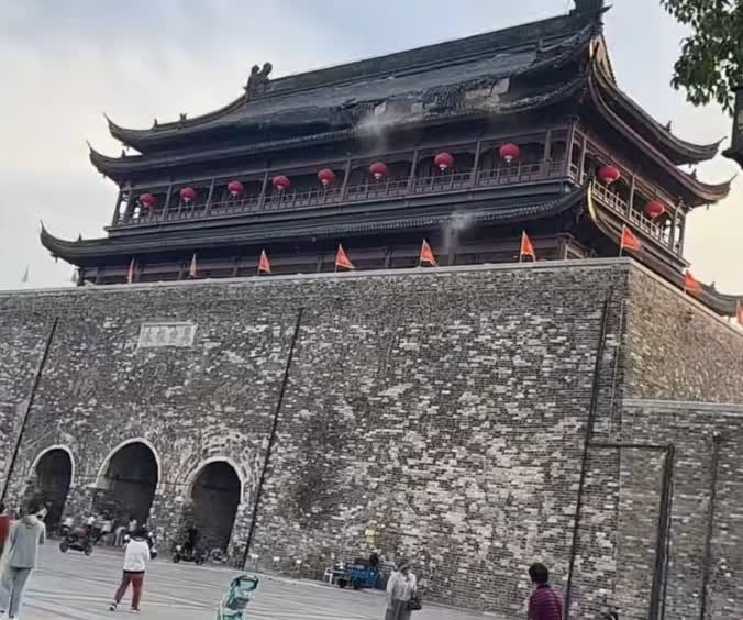 5月19日，凤阳鼓楼突然发生瓦片大面积脱落，幸好没有造成人员受伤。当地有