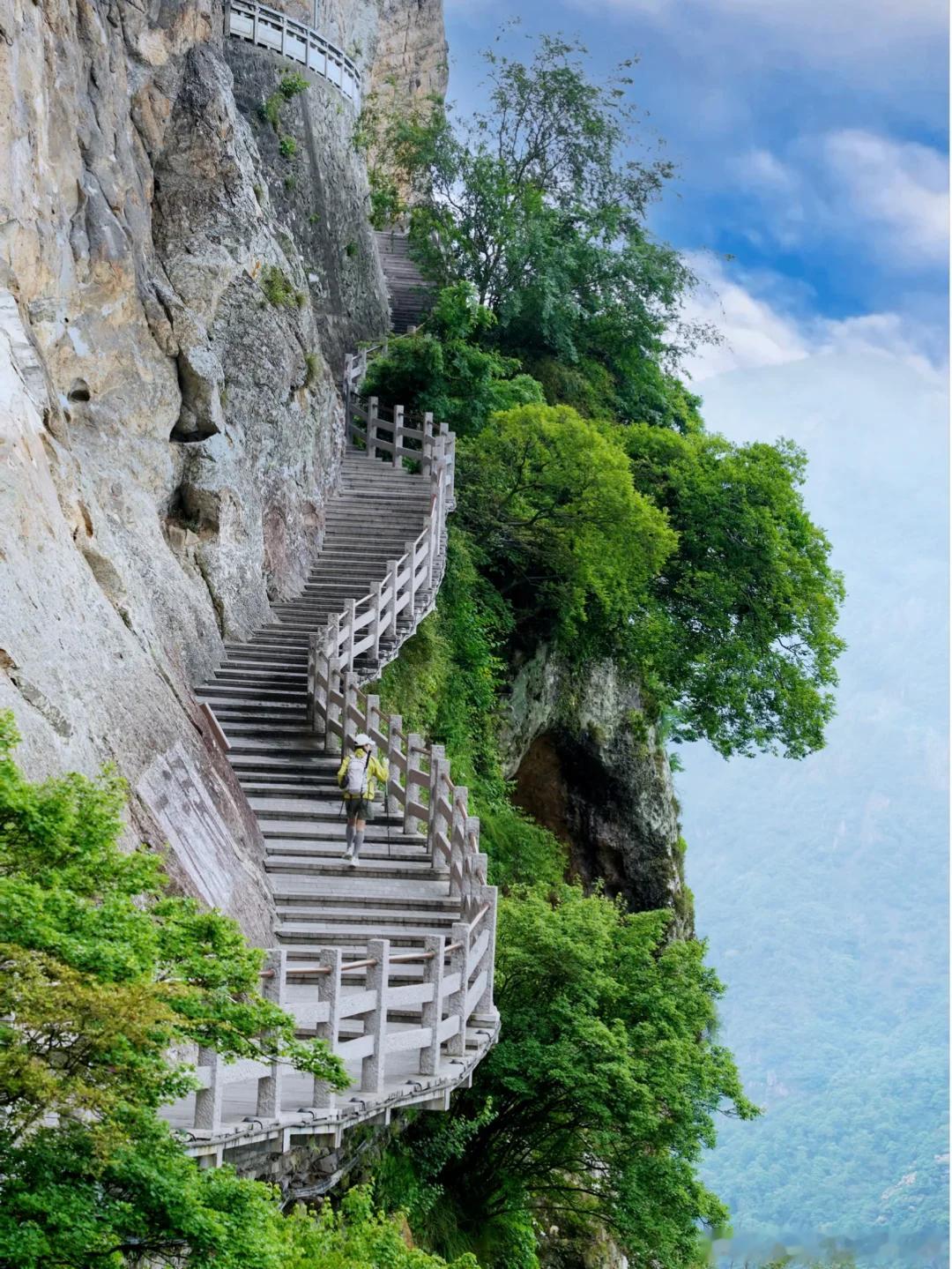 六月的浙江山野真的太适合爬山了！三座宝藏山峰正值颜值巅峰。雁荡山奇峰飞瀑，步步是