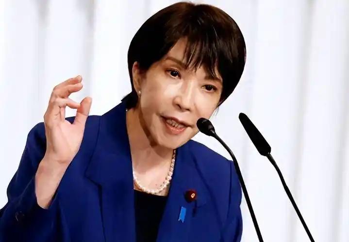 最近日本的两件事，细思极恐：一是高市早苗在昭和百年纪念仪式上，对着天皇喊出“亚太