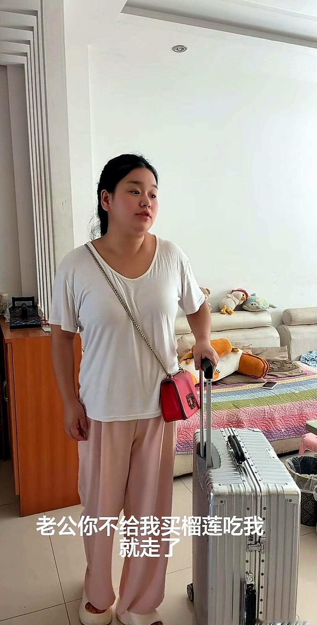 榴莲味一过门槛时，老公的脸就垮了。孩子到了上学年纪，学费还没着落，他商量：这阵