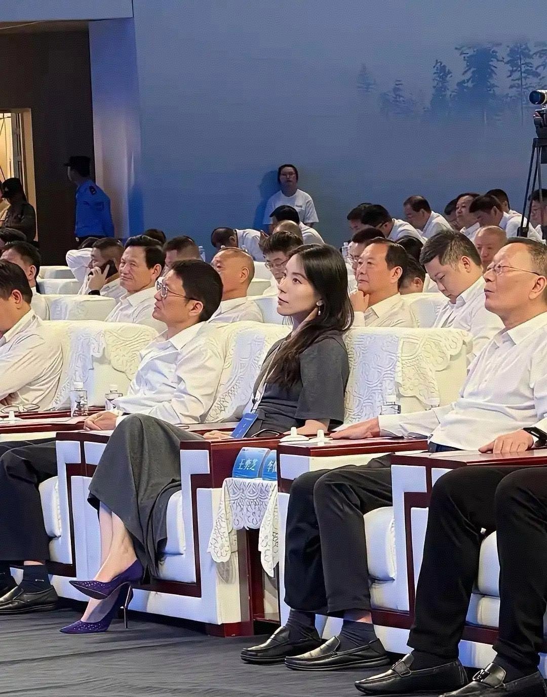 天啊！蔚来老板娘太漂亮了，女生都忍不住看多两眼呀！美的移不开眼呀！