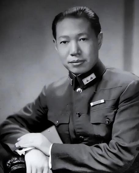 1954年，国民党上将熊式辉在泰国的工厂倒闭后，在蒋经国的斡旋下，允许他回台湾生