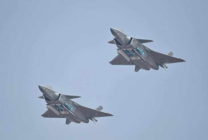 解放军释重磅信号！歼-20都飞过去了。话还说给谁听？这次军演。歼-20