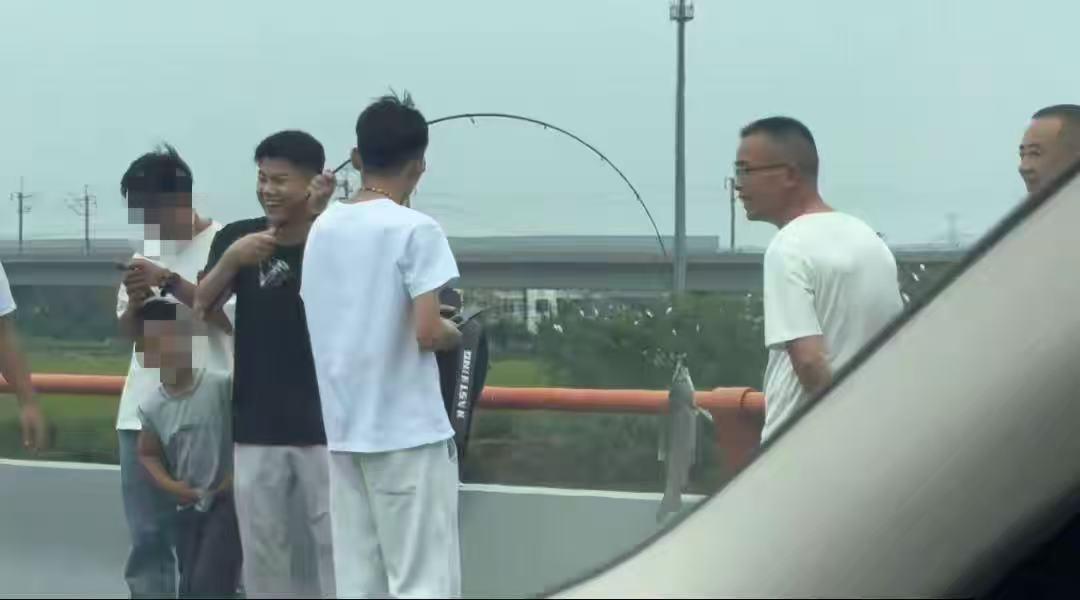 国庆堵车男子下车钓鱼首竿即中，当事人：鱼没带走，送给路人了网友评论：真是钓