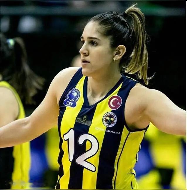 [赞][玫瑰][祈祷]今日天津女排力克阵容严整的上海女排，强力外援娜塔莉亚狂砍3