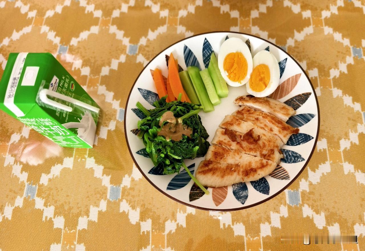 今天早餐，继续吃低脂餐。每人这样一盘，青菜管填。煎鸡胸肉是买冷冻的，昨天拿出