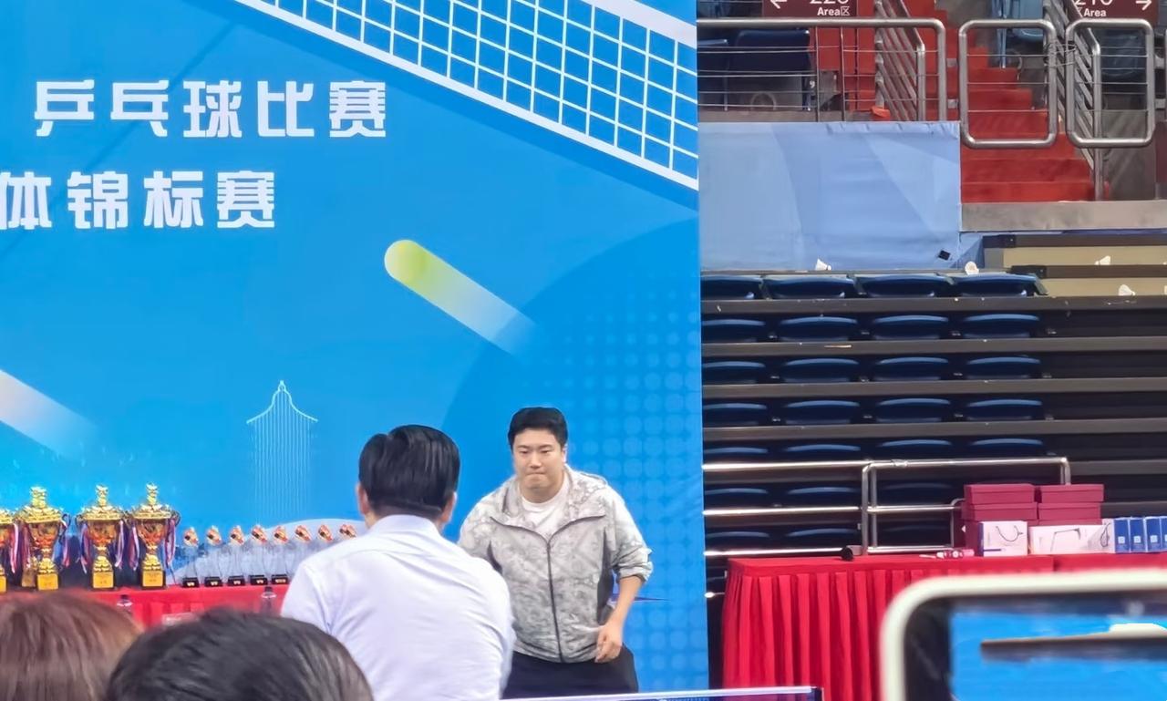 5月30日，梁靖崑现身北京参加乒乓球活动，穿得太厚了，确实挺胖的，一点都不像是运