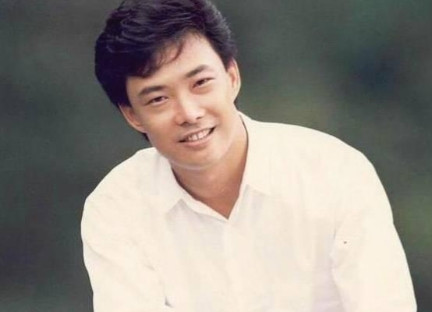 1981年，费玉清在日本女友家过夜，女友贴心地放好洗澡水。他刚跨进浴缸，女友探
