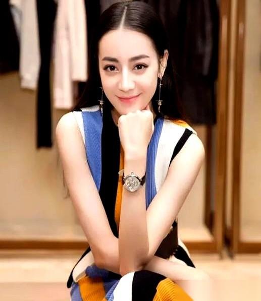 主持人话筒递到迪丽热巴嘴边：“你为什么不买房？”她一句话，让对方在台上半天没接