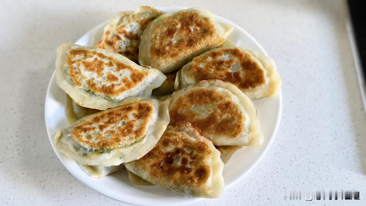 昨天又烙了韭菜盒子。一小把韭菜，三个鸡蛋，烙了18个盒子，还剩一个面剂子，烙了一