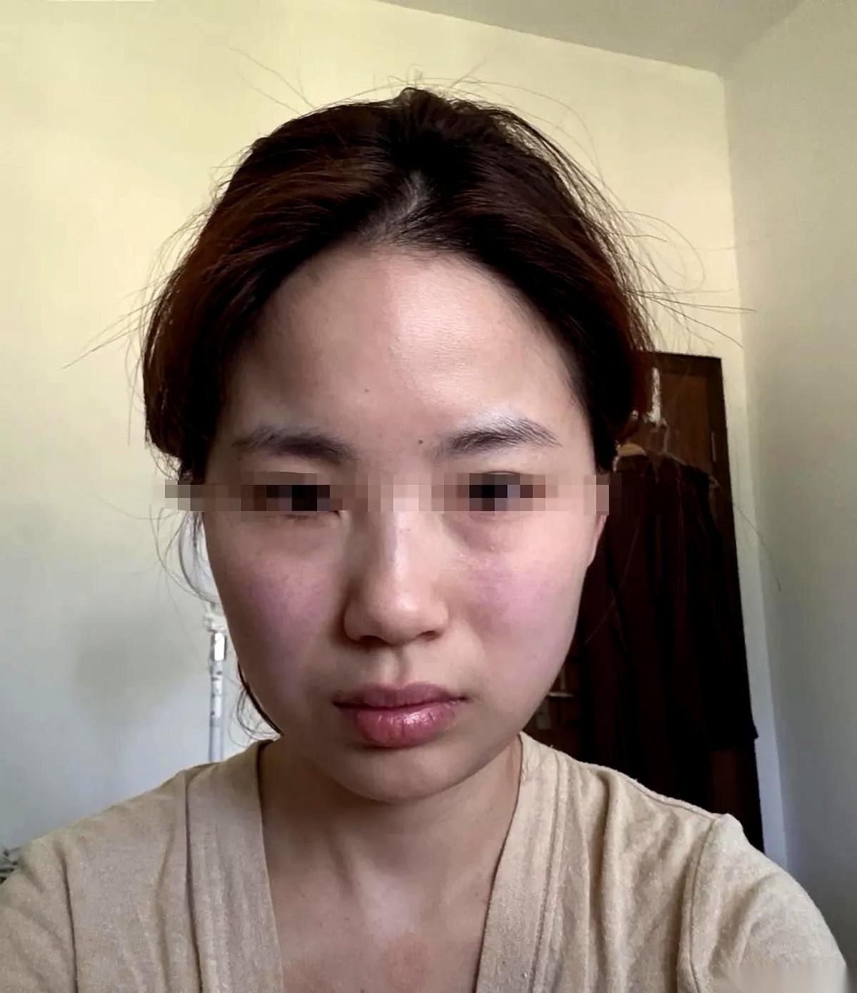 在这则网传的真实情感切片里，超市零食区的白炽灯惨白刺眼。年轻女人笑着拍了一下男人