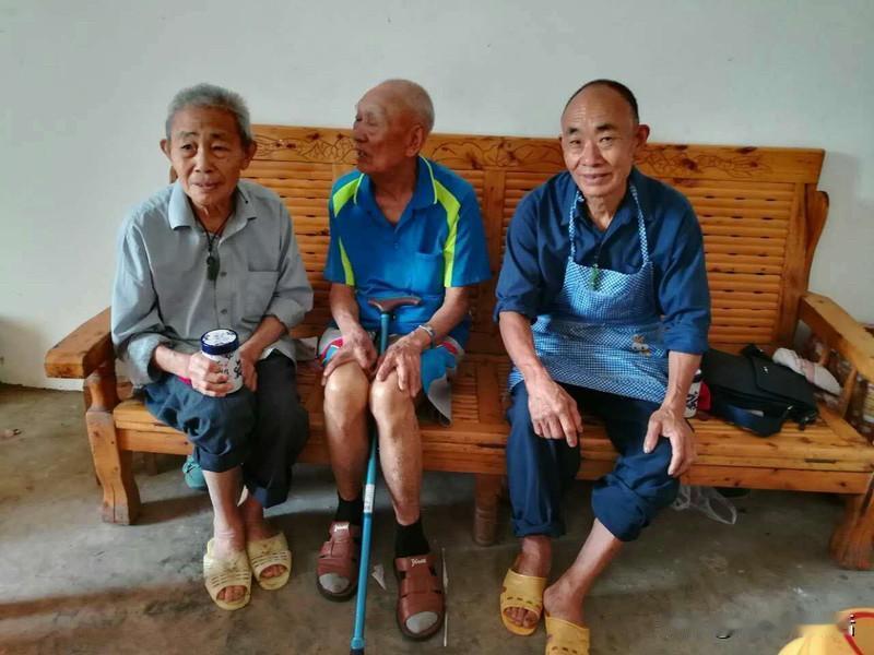 81年大叔接女儿被认成爷爷！80后当爷爷真不稀奇？81年的大哥去幼儿园接女儿