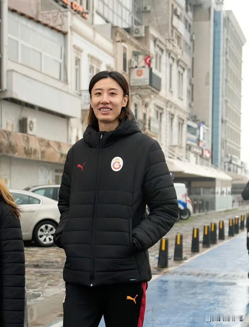 王媛媛，海边出镜了，状态真好[大笑]土耳其的清晨，体感偏凉，队伍安排去马拉马尔