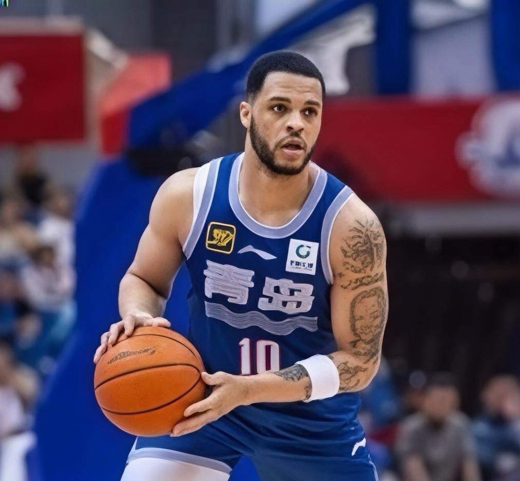 广东宏远半场结束以52-44领先青岛队，三个没想到！1.没想到，广东宏远表现最好