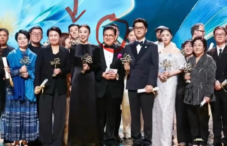 万万没想到，一张大合照，撕碎了白玉兰的温情尽显娱乐圈人情百态，刘亦菲没去，真