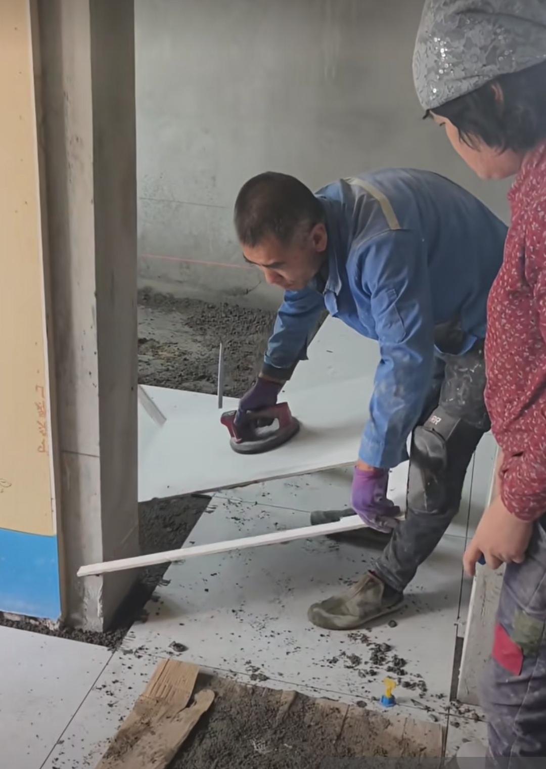 这位师傅真是厉害！连这么高难度的转角地砖都能贴好。就这活儿，一般师傅要是不把瓷砖